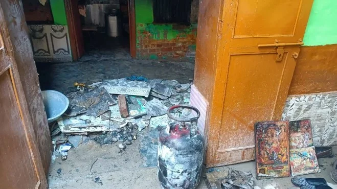 Hisaar News: Agroha के मकान में लगी भीषण आग, Gas सिलेंडर लीक होने से हुआ हादसा; सामान जल कर राख