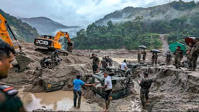 Sikkim में Devastation का सैलाब, 7 Soldiers समेत 26 की गई जान; Angels बन लोगों को बचाने आई Army