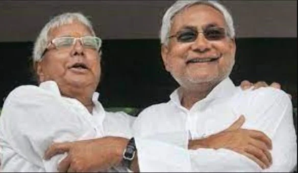 Bihar News: "क्या यह शिष्टाचारी बात है या यह कुछ रुकी हुई है?"एक महीने में तीसरी बार क्यों मिले Nitish Kumar और Lalu Prasad Yadav.....