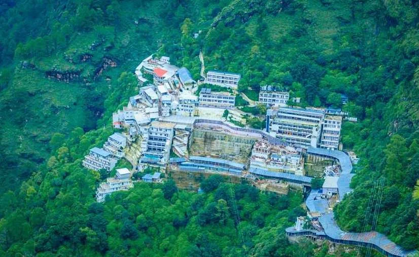 Vaishno Devi Mandir जाने की कर रहे हैं प्लानिंग तो जान लें नए ड्रेस रूल्स, अब इन कपड़ों में नहीं मिलेगी एंट्री