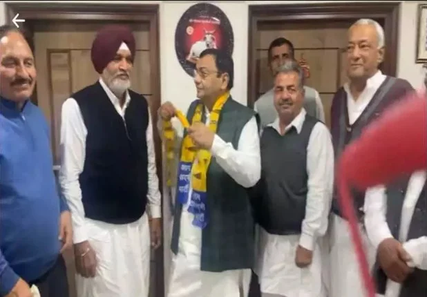 "Dr. Gurnam Singh ने Aam Aadmi Party में शामिल होने का निर्णय लिया, Haryana के प्रमुख Dr. Sushil Gupta ने बधाई दी"