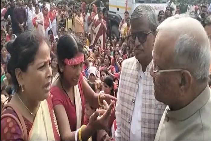 Bihar News: महिलाओं ने Tarkishore Prasad से की शिकायत, लाठीचार्ज के बाद 2 महिला गायब