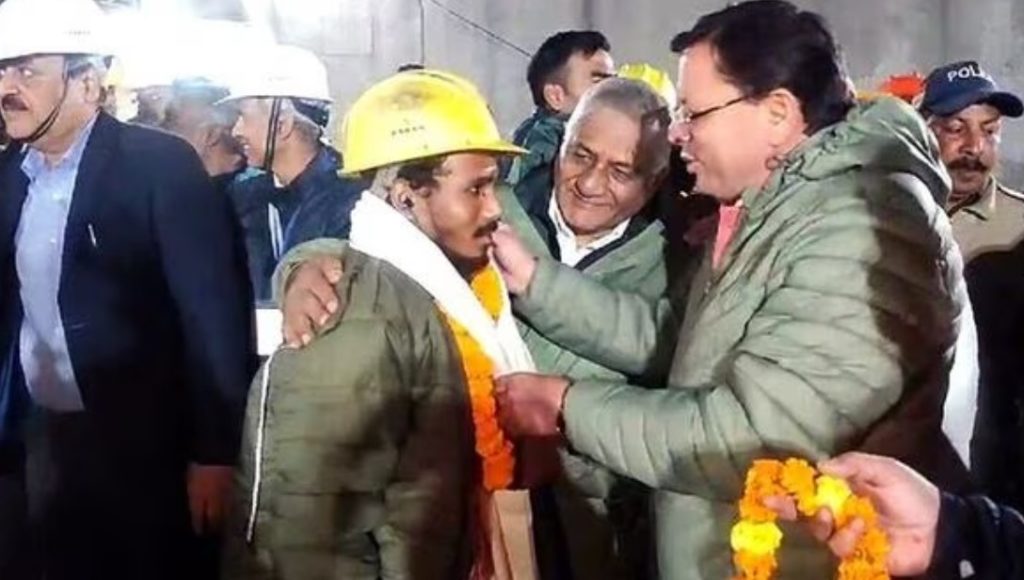 Uttarkashi Tunnel Rescue: अंधेरी सुरंग में 400 घंटे, हौसले से जीती जंग, मजदूरों ने नहीं हारा हौसला