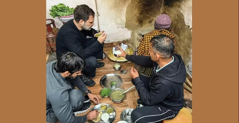 Rahul Gandhi ने अखाड़े में Haryanvi अंदाज में पिड़ड़ी खाकर बजरंग पूनिया के साथ मिलकर गेहूं की रोटी और साग का आनंद लिया