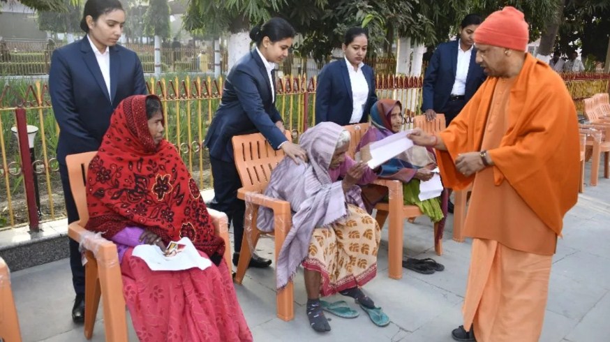 CM Yogi Adityanath ने महिला के इलाज के लिए सहायता का आश्वासन दिया, भूमि अतिक्रमण के खिलाफ कार्रवाई का वादा किया।"