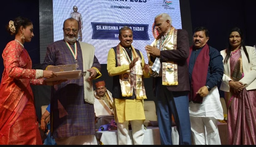 सामाजिक सेवा में अनुकरणीय योगदान के लिए Narnaul निवासी को Krishna Avtaar Atal Gaurav Award प्रदान किया गया
