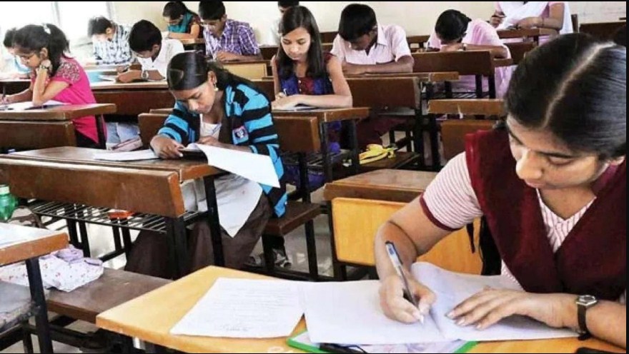 UP Board Exams 2023: 17-दिवसीय कार्यक्रम विज्ञान के छात्रों के लिए राहत लाता है, कला के लिए चुनौतियां; कुछ को दोहरी पाली परीक्षाओं का सामना करना पड़ता है।
