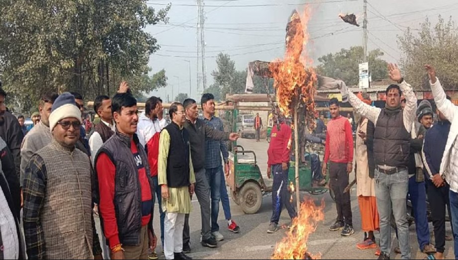 Agra में BJP कार्यकर्ताओं ने उपराष्ट्रपति की कथित साहित्यिक चोरी पर गुस्सा व्यक्त करते हुए Rahul Gandhi का पुतला जलाया।