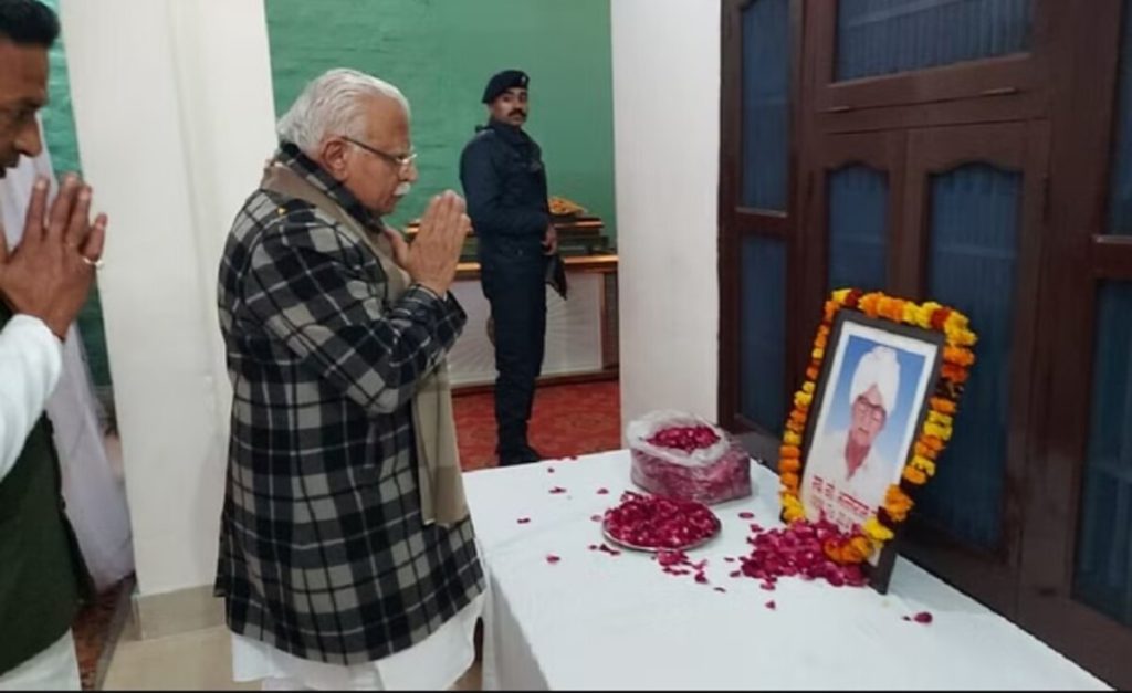 CM Manohar Lal ने भिवानी में Dharmbir Singh के पिता भल्लेराम के निधन पर शोक व्यक्त किया और विधायक घनश्याम सर्राफ व सांसद Dharmbir Singh