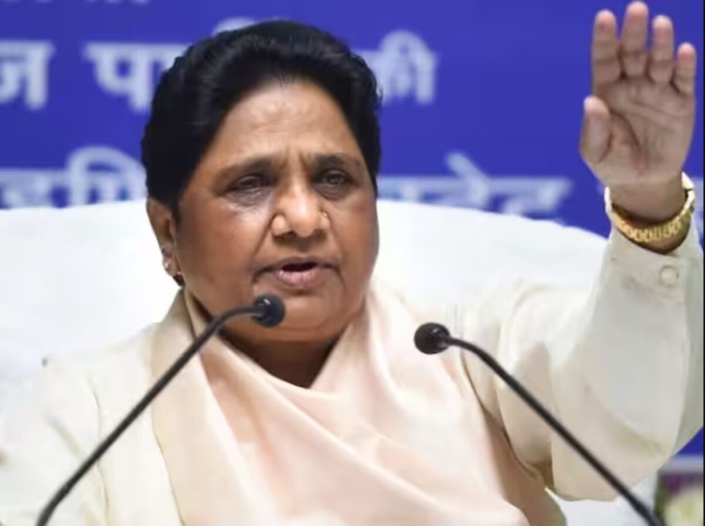 बुआ-बबुआ: उत्तर प्रदेश में सियासी जंग तेज, Mayawati ने 'दलित विरोधी' कार्ड खेलकर Akhilesh Yadav पर बोला हमला