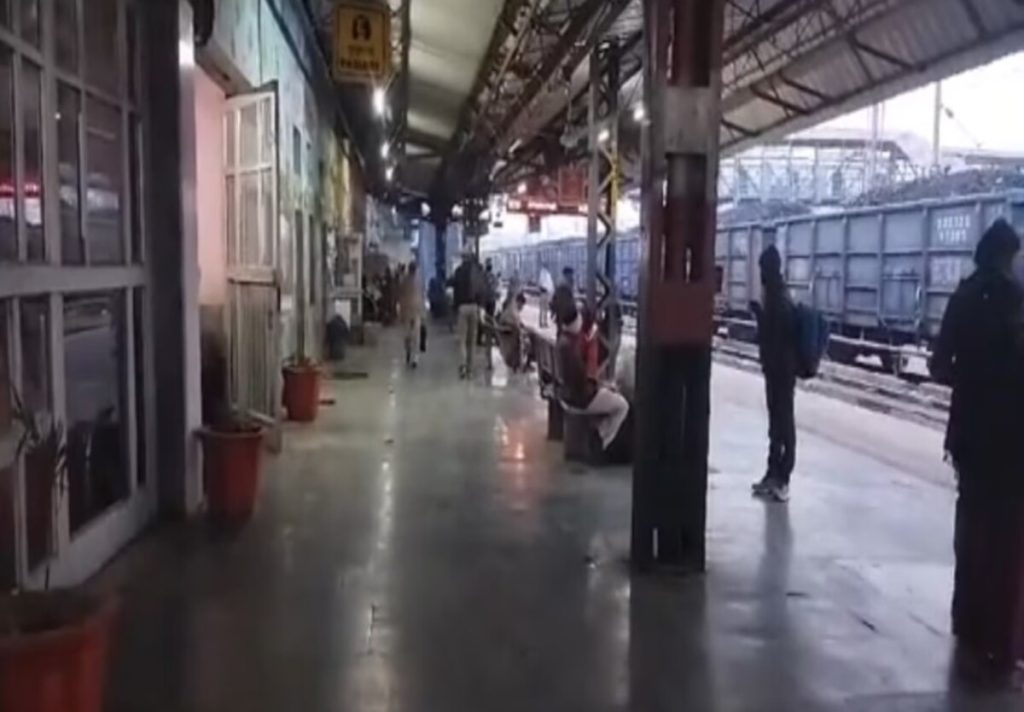 Bhiwani News: रेलवे स्टेशन पर रैन बसेरों की सुविधा नहीं, अधिकारियों ने कहा- जगह नहीं