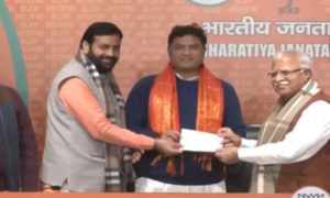 Ashok Tanwar ने आम आदमी पार्टी में शामिल होने के बाद, दिल्ली में CM की मौजूदगी में BJP का दामन थामा