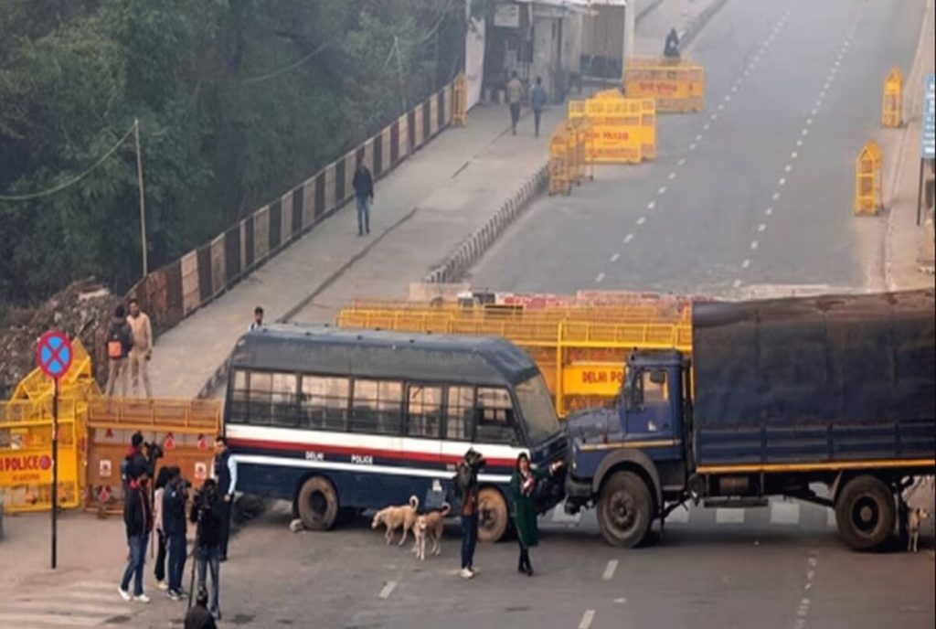 Traffic Advisory: ‘दिल्ली चलो’ और किसान प्रदर्शन के कारण बाधित रोड़ों पर सुरक्षाकर्मी तैनात, वाहन प्रवेश पर रोक