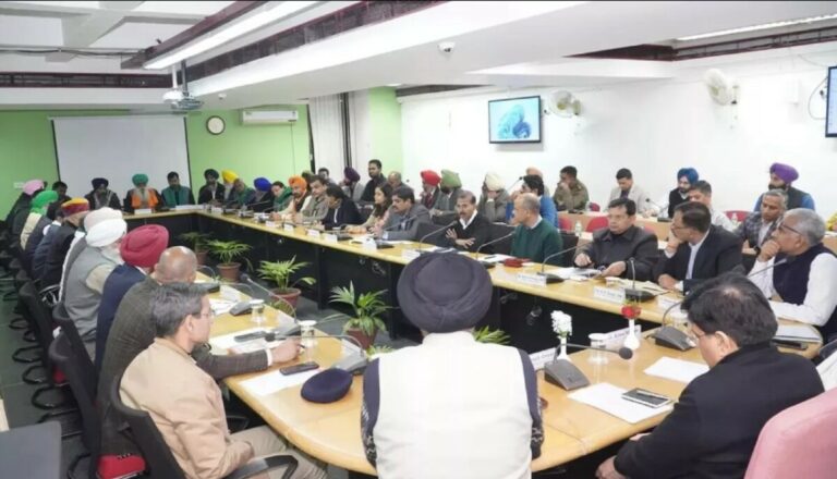 Chandigarh Breaking: चंडीगढ़ किसान भवन में शुरू हुई संयुक्त किसान मोर्चा की बैठक, बैठक में 25 से अधिक किसान संगठन के नेता हुए हैं शामिल