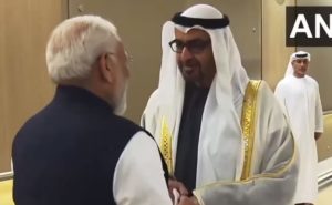 PM Modi: प्रधानमंत्री Modi ने अबू धाबी पहुंचा, सम्मान दिया, UAE राष्ट्रपति ने गले मिलाकर स्वागत किया