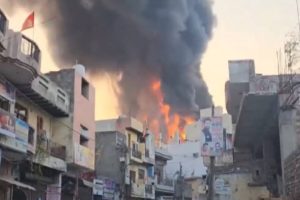 Delhi Alipur Fire: आलीपुर, दिल्ली के डयाल मार्केट में शुक्रवार शाम के बड़े आग में 11 लोगों की मौत हो गई, जबकि 4 लोग घायल