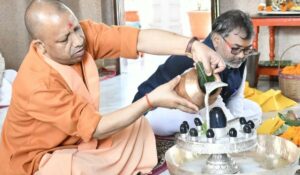 Mahashivratri: CM Yogi ने गोरखपुर में महाशिवरात्रि पर जलाभिषेक-रुद्राभिषेक किया, प्रदेश की जनता के खुशहाल जीवन के लिए प्रार्थना की
