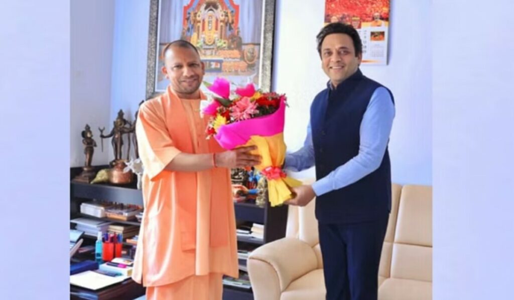 UP: चुनाव आयोग ने मुख्यमंत्री Yogi के प्रमुख सचिव को हटाने के निर्देश दिए, वह मुख्यमंत्री कार्यालय का कार्य भी देख रहे