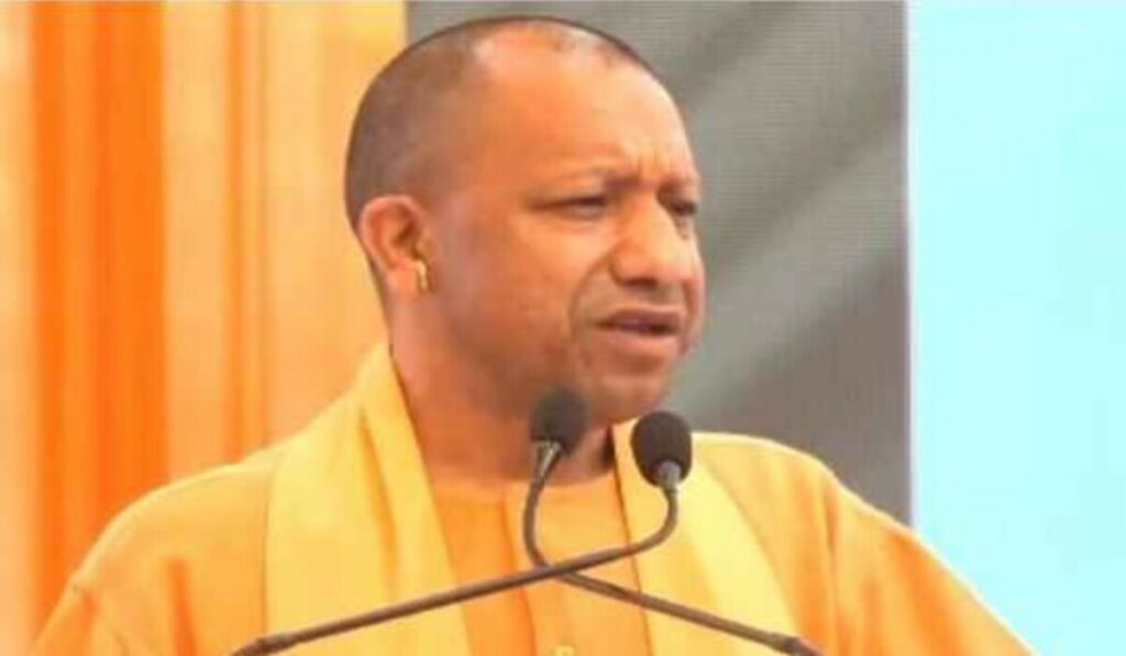 CM Yogi ने विपक्ष पर हमला बोला: पहले राम के नाम पर गोलियां चलती थीं, अब UP में धर्म और जीविकोपार्जन का समागम