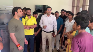 अधिकारियों को फटकार लगाते खेल मंत्री गौरव गौतम