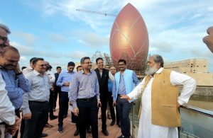 अधिकारियों के साथ आजादी की पहली लड़ाई के शहीद स्मारक स्थल का निरीक्षण करते हरियाणा के कैबिनेट मंत्री अनिल विज