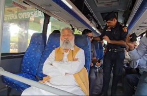 बस में सफर करते अनिल विज