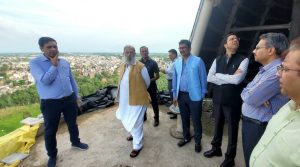 अधिकारियों के साथ आजादी की पहली लड़ाई के शहीद स्मारक स्थल का निरीक्षण करते हरियाणा के कैबिनेट मंत्री अनिल विज
