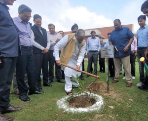 अंबाला में बन रहे देश की आजादी की पहली लड़ाई के शहीद स्मारक स्थल पर रुद्राक्ष का पौधा रोपित करते अनिल विज