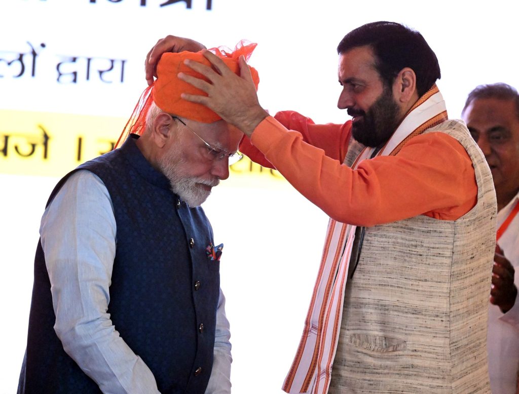 प्रधानमंत्री नरेंद्र मोदी को पगड़ी पहनाते हरियाणा के मुख्यमंत्री नायब सिंह सैनी