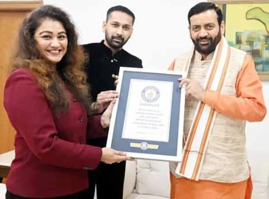 कबड्डी के लिए हिप्पा की अध्यक्ष कांथि डी. सुरेश ने हरियाणा भवन, नई दिल्ली में मुख्यमंत्री नायब सैनी को गिनीज़ वर्ल्ड रिकॉर्ड प्रमाण-पत्र भेंट किया।