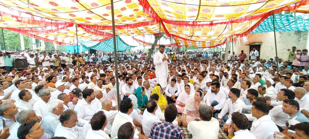 मनीषा हत्याकांड में भिवानी के ढिगावा गांव में चल रहे धरने को संबोधित करते जेजेपी के युवा प्रदेश अध्यक्ष दिग्विज चौटाला