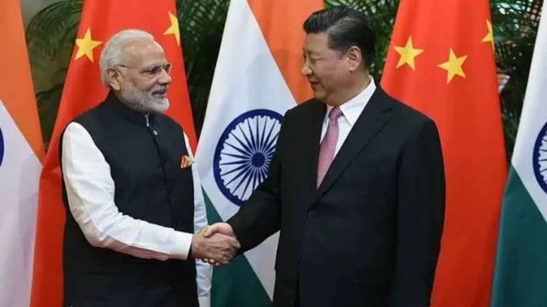 चीनी राष्ट्रपति शी जिनपिंग के साथ पीएम नरेंद्र मोदी