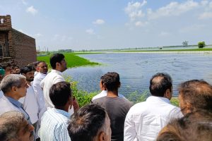 बाढ़ ग्रस्त इलाके का दौरा करते हरियणा के पूर्व डिप्टी सीएम दुष्यंत चौटाला