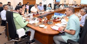 मेगा परियोजनाओं को लेकर सीएम नायब सैनी अधिकारियों की बैठक लेते हुए 