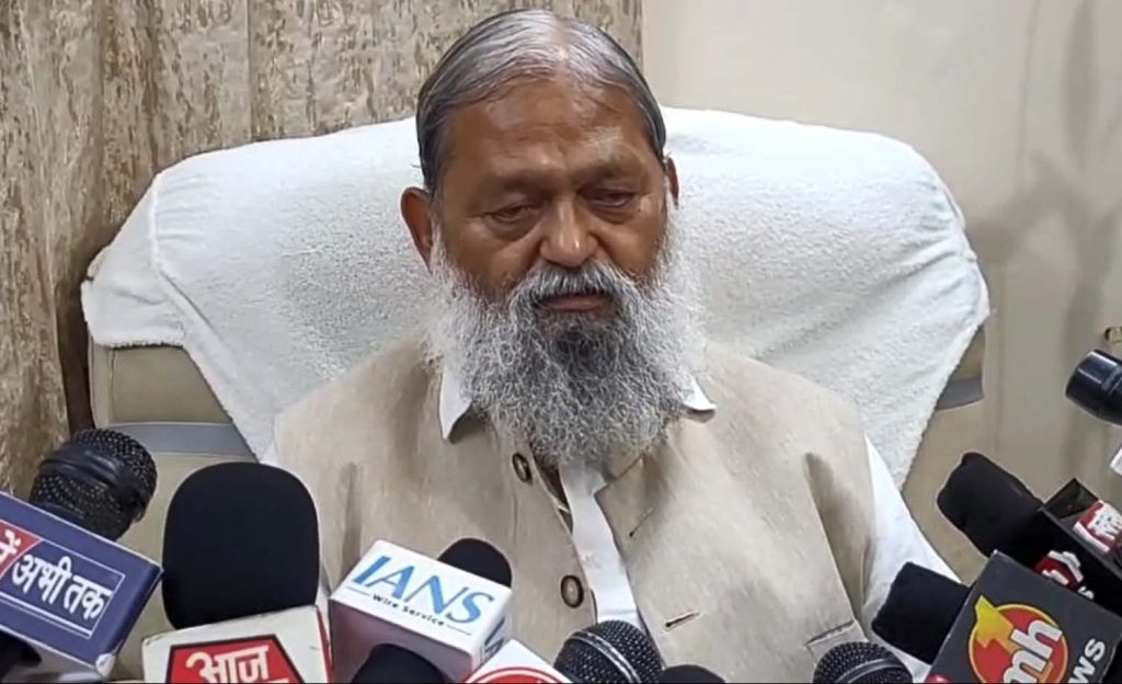 चंडीगढ़ में पत्रकारों से बात करते कैबिनेट मंत्री अनिल विज