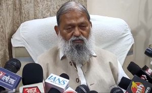 चंडीगढ़ में पत्रकारों से बात करते कैबिनेट मंत्री अनिल विज