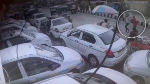 बदमाश को पकड़ने की घटना सीसीटीवी में कैद हो गई