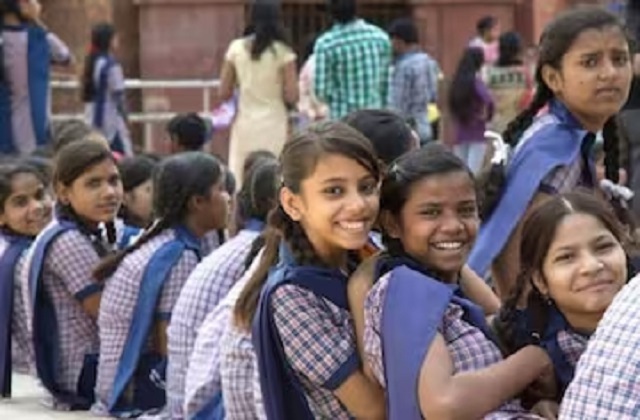 स्कूल टाइम बदला.